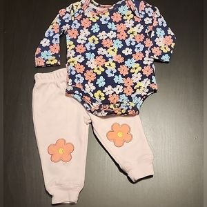 Kidgets 2 pc set Long Sleeve Onesie & Joggers Girls Size 0-3 months
